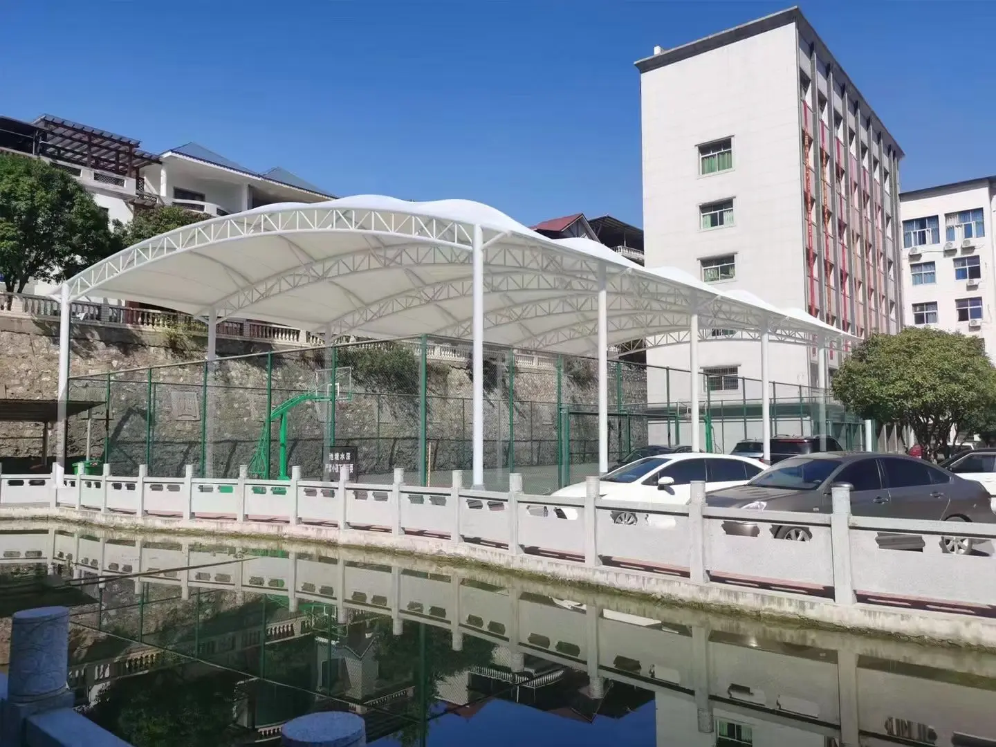 贵州德江园区停车棚总在漏水生锈?源头膜结构厂家:按本地气候选材,避开三大坑