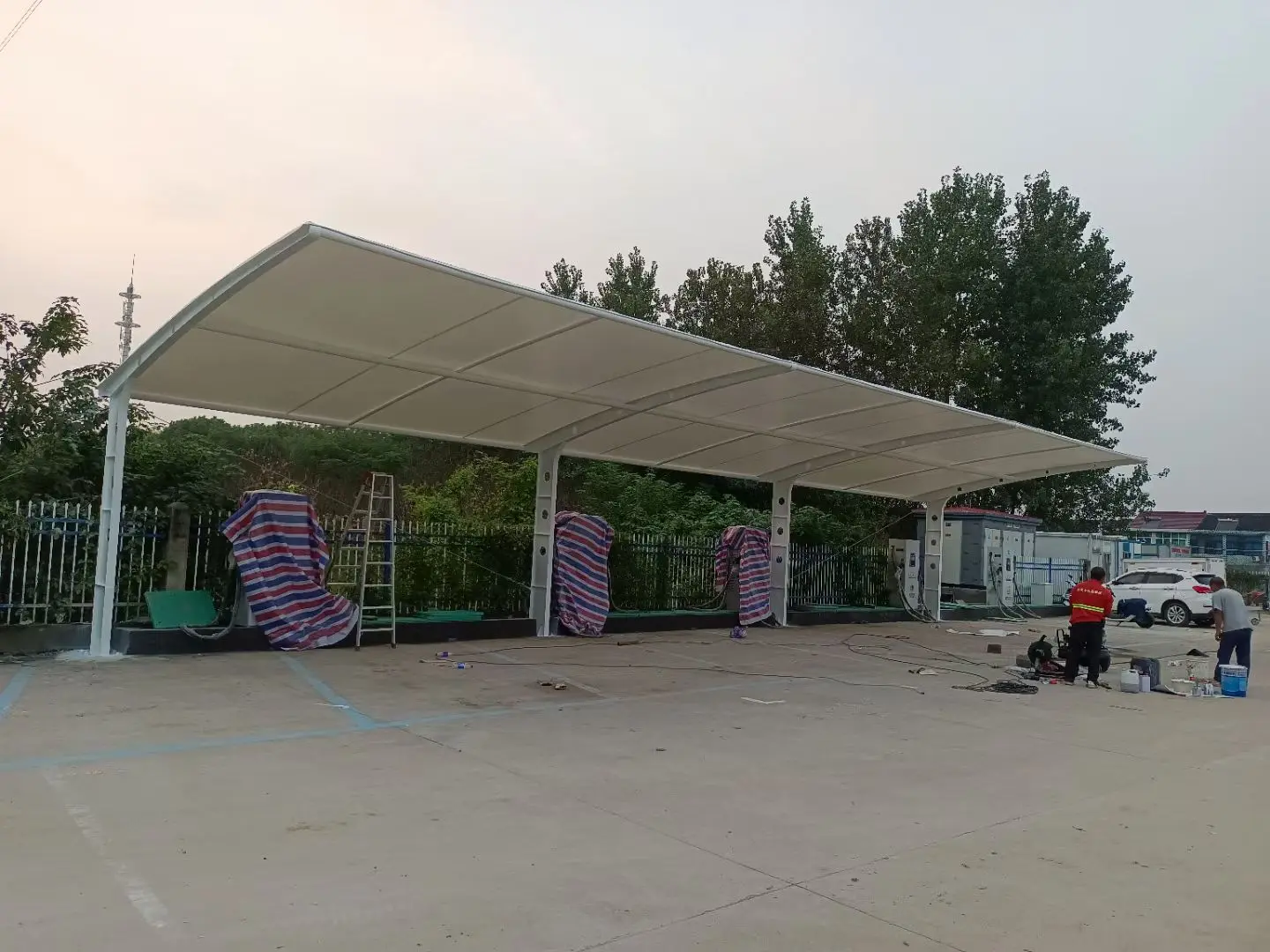 贵州德江膜结构工程科普：山地多雨强紫外线环境，停车棚选材别只看低价